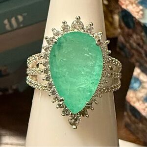 Elegant Silver and Green Teardrop bp resort Ring